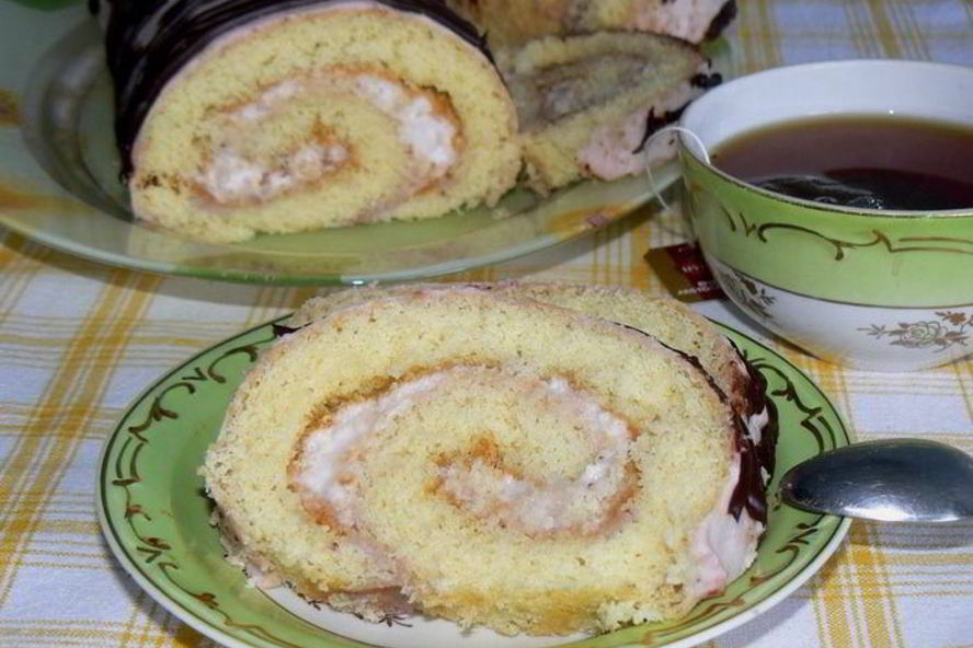 Рецепт рулета бисквитного с клубнично-сливочным суфле