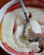 Творожное суфле на подушке из фруктов и ягод