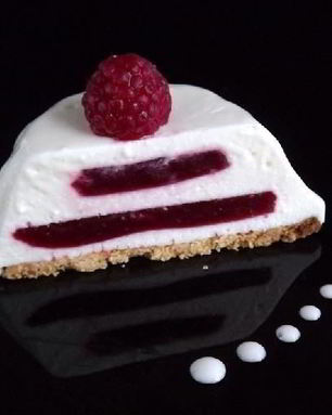 Творожный десерт с малиной