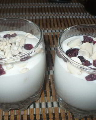 Творожный десерт с вяленой клюквой