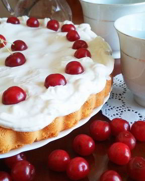 Бисквит с вишней и зефирным кремом