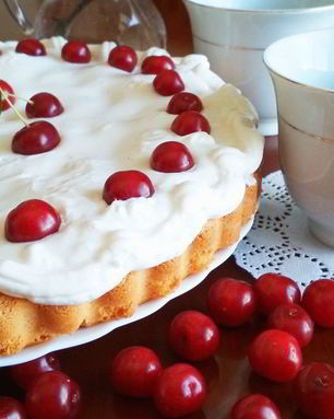 Бисквит с вишней и зефирным кремом