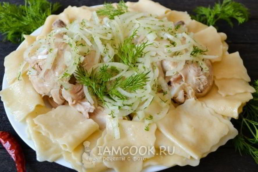 Рецепт бешбармака из целой курицы с маринованным луком
