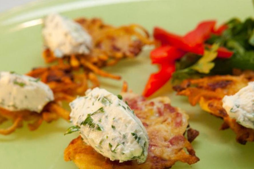 Рецепт драников с колбасой и сырной пастой