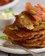 Драники с зеленым луком и сметаной