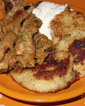 Драники тушеные со свиными ребрышками