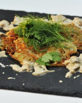 Картофельно-морковные драники с грибным соусом