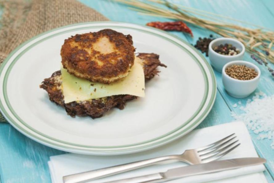 Рецепт сэндвича с консервированной ветчиной и драником