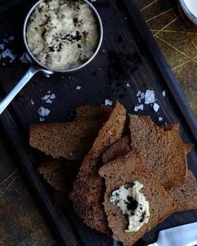 Форшмак из сельди с бородинскими чипсами