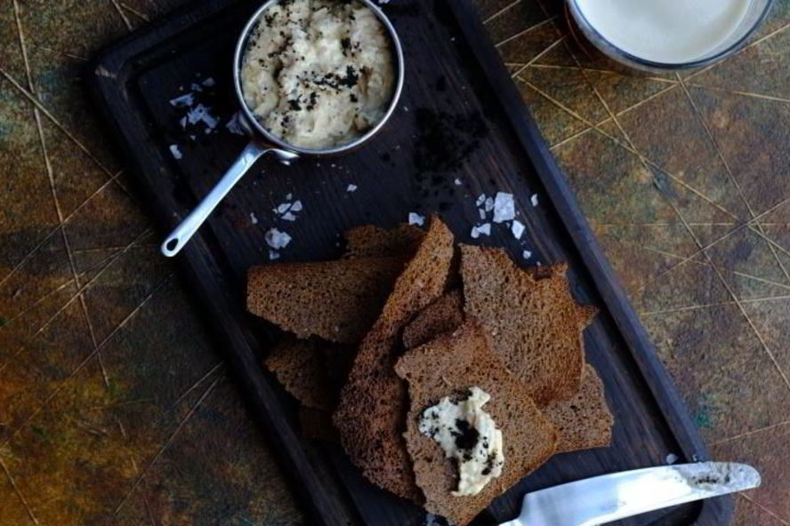 Рецепт форшмака из сельди с бородинскими чипсами