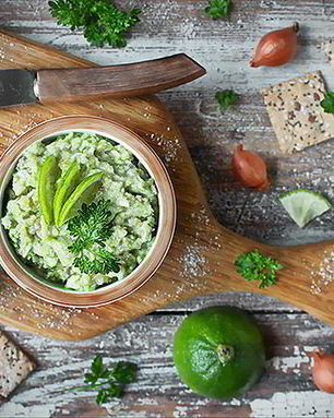 Форшмак с зеленым яблоком, протертым через чеснок