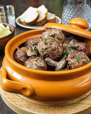 Фрикадельки из баранины с маслятами в сметанно-соевом соусе