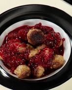 Фрикадельки с брусничным соусом