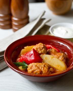 Фрикадельки с овощами в томатном соусе