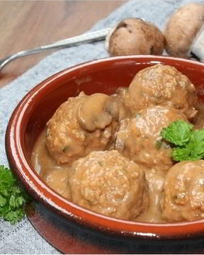 Фрикадельки в охотничьем соусе