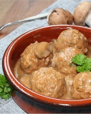 Фрикадельки в охотничьем соусе