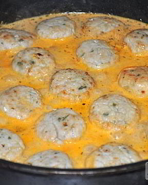 Куриные фрикадельки в томатно-сметанном соусе