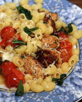 Макароны с фрикадельками и моцареллой