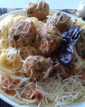 Спагетти с фрикадельками из шпината и цукини