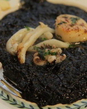 Черный рис с кальмарами и морскими гребешками