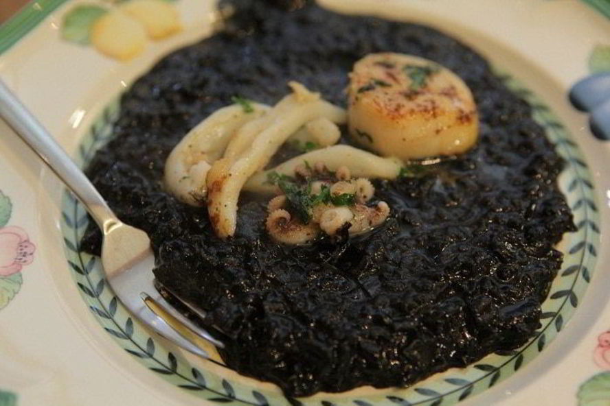 Рецепт черного риса с кальмарами и морскими гребешками