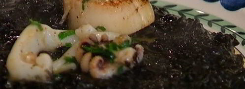 черный рис с кальмарами и морскими гребешками. Шаг 13