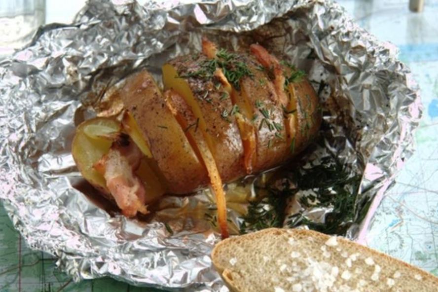 Рецепт картофеля с беконом в фольге