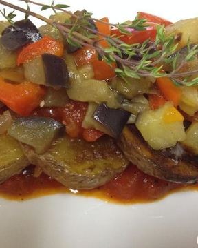 Картофель с овощным соусом