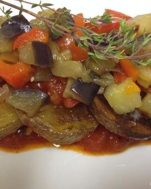 Картофель с овощным соусом