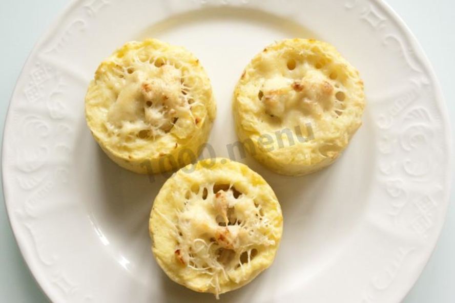 Рецепт картофельных гнезд с курицей в духовке
