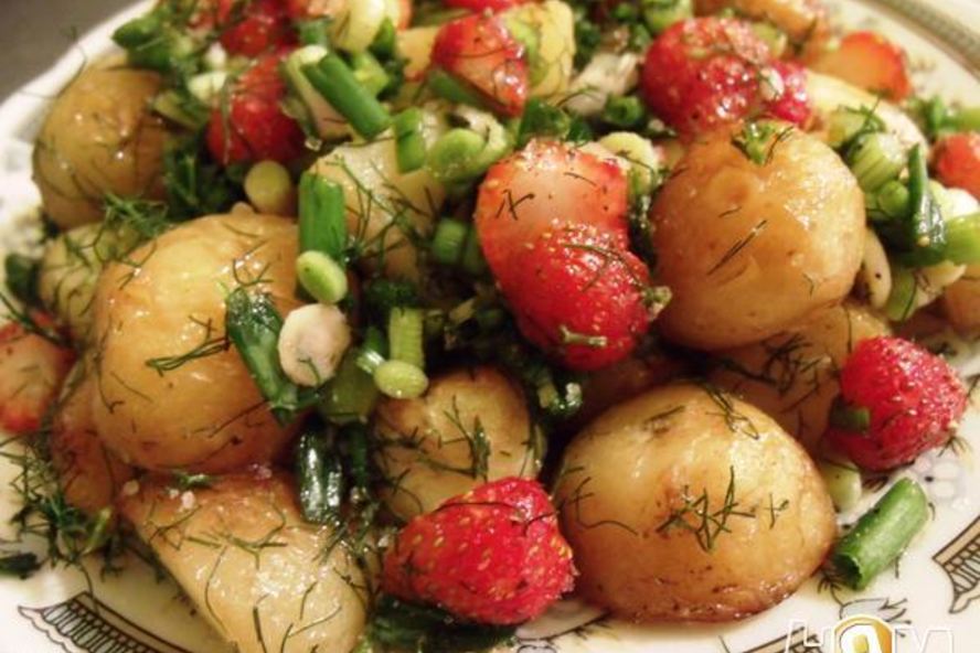 Рецепт молодого картофеля с клубничной сальсой
