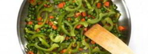 рис с овощами на сковороде. Шаг 4