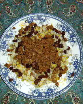 Рис с зеленой чечевицей, изюмом и поджаренным фаршем