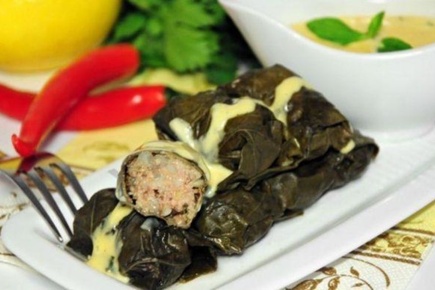 Рецепт долмы из баранины и булгура под мятным соусом