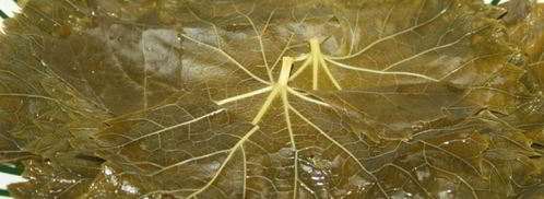 долма из молодых виноградных листьев с начинкой из смешанного фарша. Шаг 4