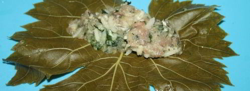 долма из молодых виноградных листьев с начинкой из смешанного фарша. Шаг 6