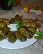 Долма с чесночным соусом и кинзой