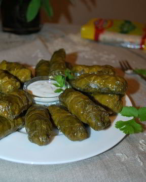 Долма с чесночным соусом и кинзой