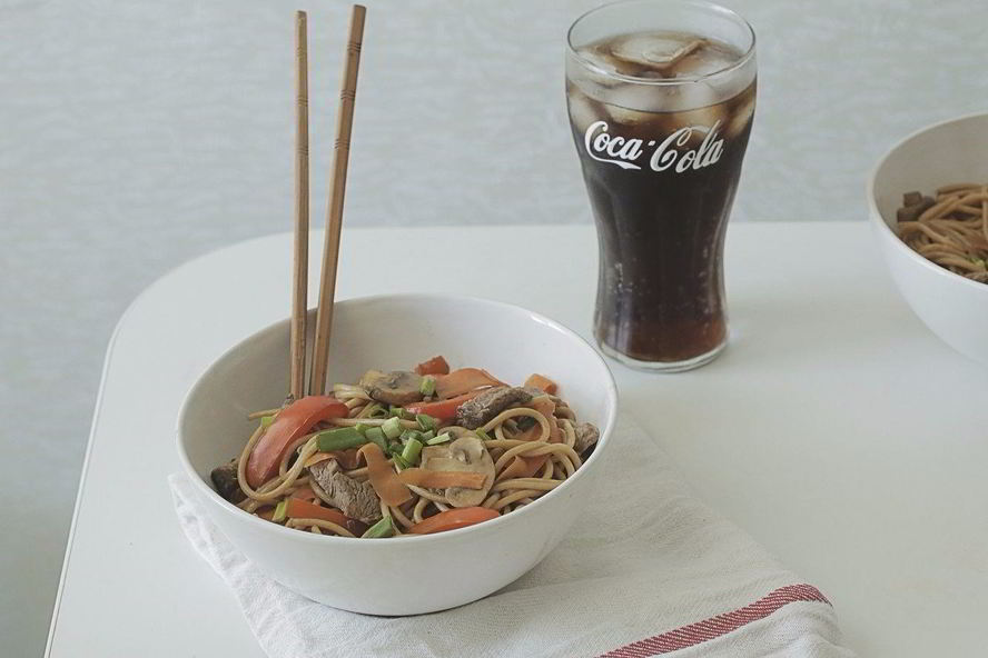 Рецепт гречневой лапши с говядиной и овощами