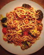 Гречневая лапша с креветками, брокколи и помидорами черри