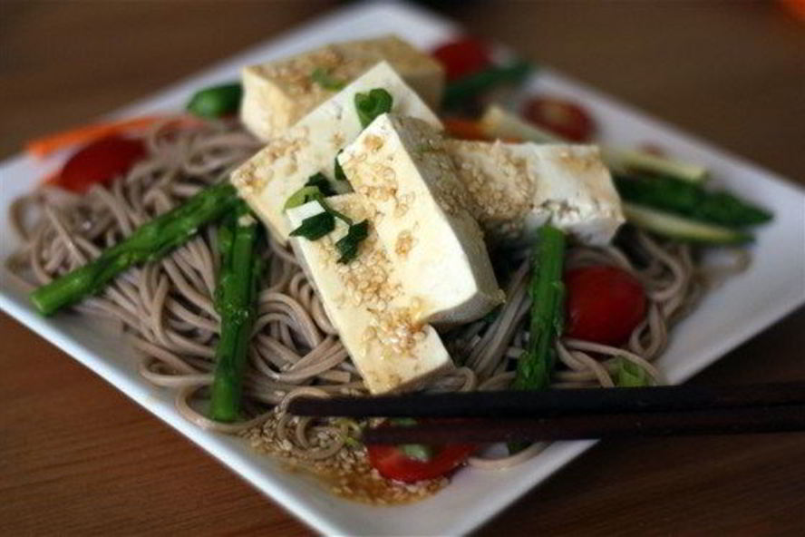 Рецепт гречневой лапши с томатами, тофу и базиликом