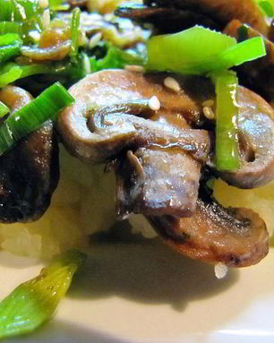 Грибочки жареные с имбирем и кунжутом