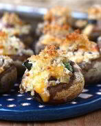 Грибы, фаршированные беконом