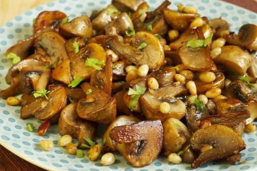 Рецепт грибов с чесноком и кедровыми орешками