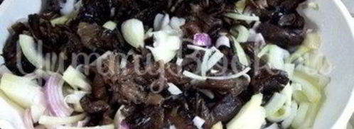 грибы, жареные с луком. Шаг 3