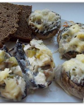 Печеные шампиньоны с адыгейским сыром и соленым огурцом
