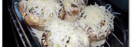 печеные шампиньоны с адыгейским сыром и соленым огурцом. Шаг 5