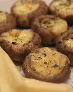 Шампиньоны с сулугуни