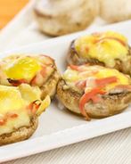 Шляпки шампиньонов, фаршированные перепелиными яйцами