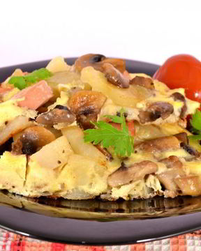 Жареные шампиньоны с картофелем, сосисками и яйцом